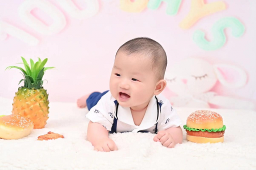 弥勒宝宝眼角红血丝 弥勒宝宝眼角红血丝